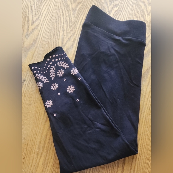 Torrid Size 0 Black Capris with Pink Embroidered Flowers - Picture 1 of 3